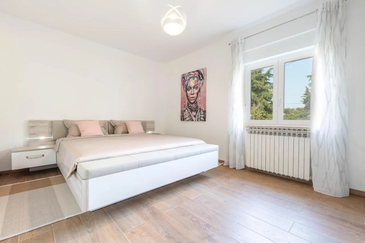 Newly Renovated Holiday Apartment Sirius Porec